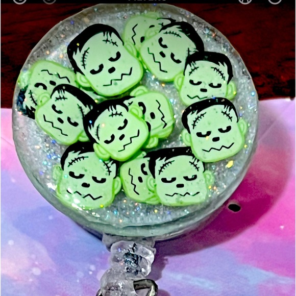 Introducing our stylish and functional badge reels, the perfect accessory - Picture 1 of 17
